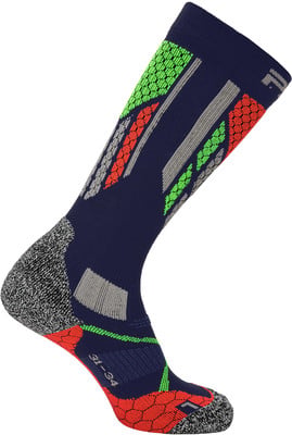Dunkelblaue Socken mit roten, grünen und grauen geometrischen Mustern. Dunkelblaue Socken mit roten, grünen und grauen geometrischen Mustern.