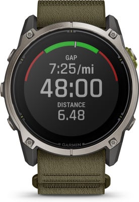 Eine Smartwatch im Militär-Look zeigt Laufzeit, Distanz und Tempo an.