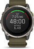 Eine Smartwatch im Militär-Look zeigt Laufzeit, Distanz und Tempo an.