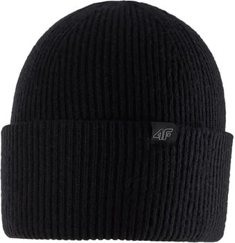 Schwarze Rippstrickmütze mit 4F-Logo auf dem Etikett.