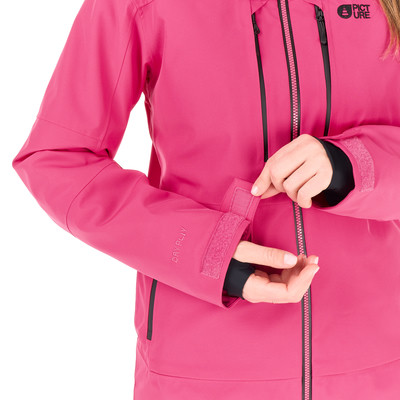 Eine rosafarbene Jacke mit Logo und Reißverschluss sowie Klettverschluss. Eine rosafarbene Jacke mit Logo und Reißverschluss sowie Klettverschluss.