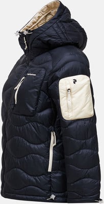 Dunkelblaue Daunenjacke mit beiger Applikation am Ärmel und Kapuze. Dunkelblaue Daunenjacke mit beiger Applikation am Ärmel und Kapuze.