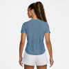 Damen-T-Shirt in Blau mit kurzen Ärmeln und dezentem Logo auf dem Rücken.