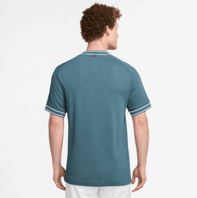 Dunkelblaues Herren-T-Shirt mit weißen Ärmelstreifen. Dunkelblaues Herren-T-Shirt mit weißen Ärmelstreifen.