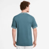 Dunkelblaues Herren-T-Shirt mit weißen Ärmelstreifen.