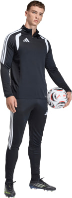 Ein Mann im schwarzen Adidas-Outfit mit einem Fußball in der Hand.