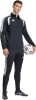 Ein Mann im schwarzen Adidas-Outfit mit einem Fußball in der Hand.