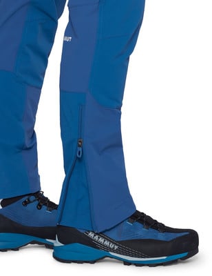 Blaue Outdoorhose mit seitlichem Reißverschluss am Schuh und Mammut-Logo. Blaue Outdoorhose mit seitlichem Reißverschluss am Schuh und Mammut-Logo.