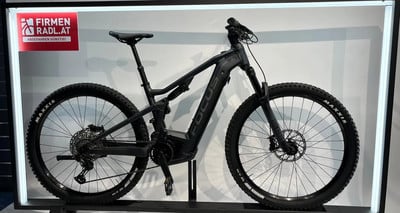 Schwarzes Focus E-Bike mit Federung und Maxxis-Reifen. Schwarzes Focus E-Bike mit Federung und Maxxis-Reifen.