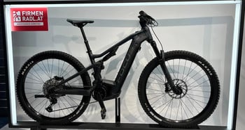 Schwarzes Focus E-Bike mit Federung und Maxxis-Reifen.