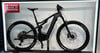 Schwarzes Focus E-Bike mit Federung und Maxxis-Reifen.