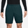 Herren dunkelgrüne Nike Shorts mit Logo am Bein.