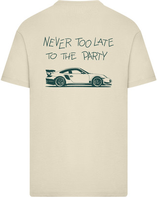 Auf einem beigen T-Shirt ist eine Autozeichnung und der Schriftzug NEVER TOO LATE TO THE PARTY. Auf einem beigen T-Shirt ist eine Autozeichnung und der Schriftzug NEVER TOO LATE TO THE PARTY.