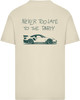 Auf einem beigen T-Shirt ist eine Autozeichnung und der Schriftzug NEVER TOO LATE TO THE PARTY.