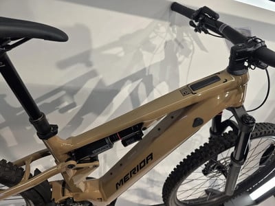 Detail eines Mountain-E-Bikes mit Dämpfer und Merida-Logo. Detail eines Mountain-E-Bikes mit Dämpfer und Merida-Logo.