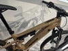 Detail eines Mountain-E-Bikes mit Dämpfer und Merida-Logo.