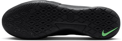 Schwarze Schuhsohle mit Rautenmuster und grünem Nike-Logo. Schwarze Schuhsohle mit Rautenmuster und grünem Nike-Logo.