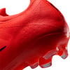 Nahaufnahme eines roten Fußballschuhs mit deutlich sichtbarem 'MERCURIAL'-Logo.