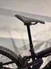 Eine Sattelstütze mit schwarzem Sattel an einem dunkelblauen E-Bike.