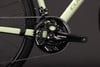 Nahaufnahme der Fahrradkurbel und Kette mit GRX-Logo.