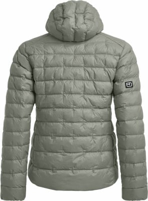 Rückansicht einer grauen Daunenjacke mit Kapuze und Logo am Ärmel. Rückansicht einer grauen Daunenjacke mit Kapuze und Logo am Ärmel.