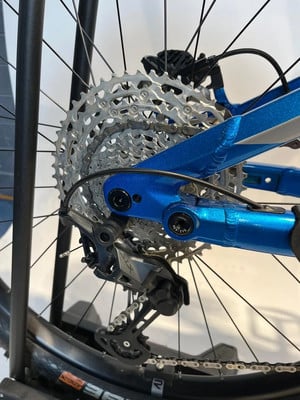 Schaltwerk und Kassette eines Mountainbikes mit blauem Rahmen. Schaltwerk und Kassette eines Mountainbikes mit blauem Rahmen.