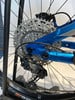 Schaltwerk und Kassette eines Mountainbikes mit blauem Rahmen.