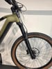 Grünes Mountainbike mit schwarzer Vordergabel und Scheibenbremse.