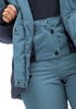 Detail einer Jacke und Hose mit Knöpfen und Reißverschlüssen in Blau.
