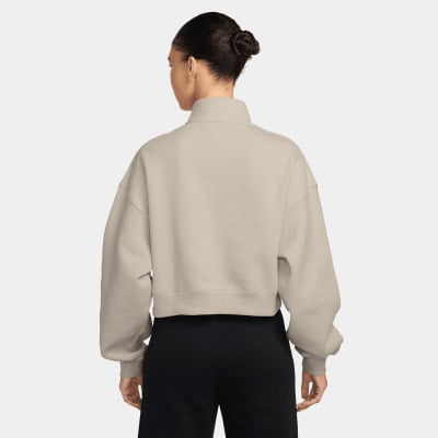 Damen-Sweatshirt in Beige, kurz geschnitten, mit hohem Kragen und langen Ärmeln.