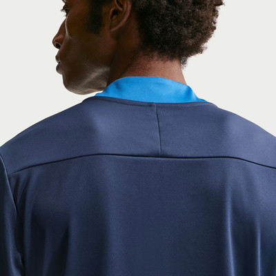 Rückansicht eines Mannes in einem dunkelblauen Shirt mit hellblauem Kragen. Rückansicht eines Mannes in einem dunkelblauen Shirt mit hellblauem Kragen.
