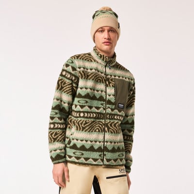 Mann in beiger Fleecejacke mit Muster und Bommelmütze.