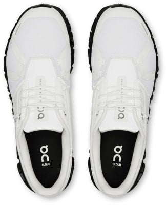 Draufsicht auf weiße Schuhe mit schwarzer Sohle und Cloud-Logo. Draufsicht auf weiße Schuhe mit schwarzer Sohle und Cloud-Logo.