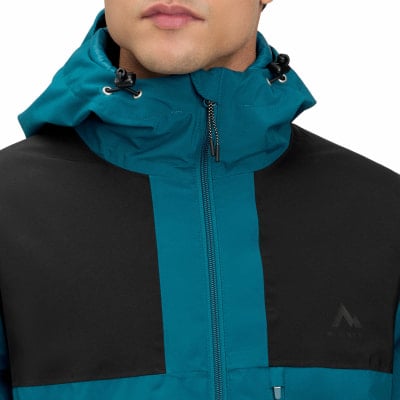 Detail einer Herrenjacke mit Kapuze in Türkis und Schwarz. Detail einer Herrenjacke mit Kapuze in Türkis und Schwarz.