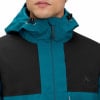 Detail einer Herrenjacke mit Kapuze in Türkis und Schwarz.