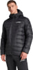 Ein Mann in einer schwarzen Daunenjacke mit Kapuze und Terrex-Logo auf der Brust.