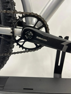 Detail des Kettenblatts und der Kette eines SRAM Mountainbikes. Detail des Kettenblatts und der Kette eines SRAM Mountainbikes.