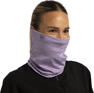 Damen-Buff-Halswärmer in Lavendelfarbe mit Muster, der den Mund bedeckt.