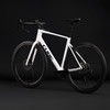 Ein weißes Cube Rennrad mit schwarzen Rädern und Details.