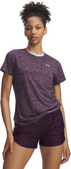 Eine Frau in einem dunkelvioletten T-Shirt und Shorts mit Under Armour-Logo.