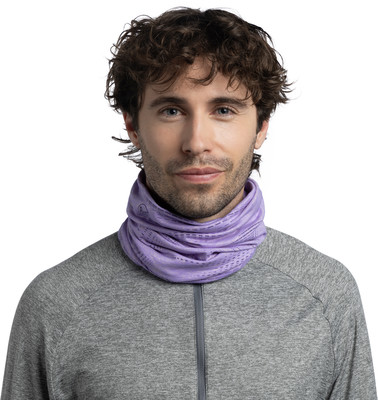 Ein Mann mit gewelltem Haar trägt einen lila Schlauchschal und ein graues Shirt.