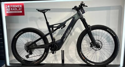 Ein KTM Fullsuspension E-Bike mit modernem Design und RockShox-Federung. Ein KTM Fullsuspension E-Bike mit modernem Design und RockShox-Federung.