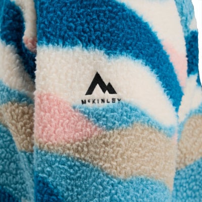 Nahaufnahme einer Fleecejacke mit buntem Streifenmuster und McKinley-Logo. Nahaufnahme einer Fleecejacke mit buntem Streifenmuster und McKinley-Logo.