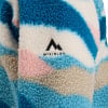 Nahaufnahme einer Fleecejacke mit buntem Streifenmuster und McKinley-Logo.