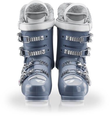 Ein Paar blaue Skischuhe mit Fell und Schnallen. Ein Paar blaue Skischuhe mit Fell und Schnallen.
