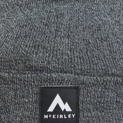 Graue Strickmütze mit weißem Berglogo und McKinley-Schriftzug. Graue Strickmütze mit weißem Berglogo und McKinley-Schriftzug.