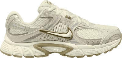 Béžové bežecké topánky Nike s bielym logom a detailmi. Béžové bežecké topánky Nike s bielym logom a detailmi.