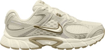 Béžové bežecké topánky Nike s bielym logom a detailmi.