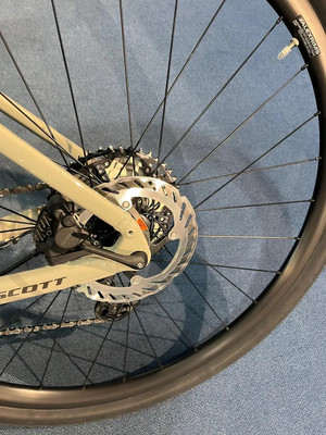 Hinterrad eines Scott-Fahrrads mit Scheibenbremse und Kassette. Hinterrad eines Scott-Fahrrads mit Scheibenbremse und Kassette.