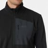 Schwarze Herrenjacke mit Helly Hansen Logo und Reißverschlusstasche.